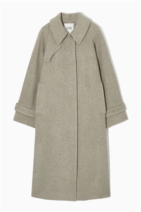 OVERSIZED ROUNDED WOOL COAT .